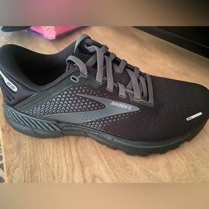 Brooks Adrenaline GTS 22 shoes